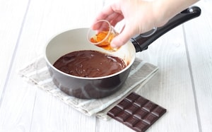 Preparazione Ciambella al cacao con glassa al cioccolato fondente e rum - Fase 5