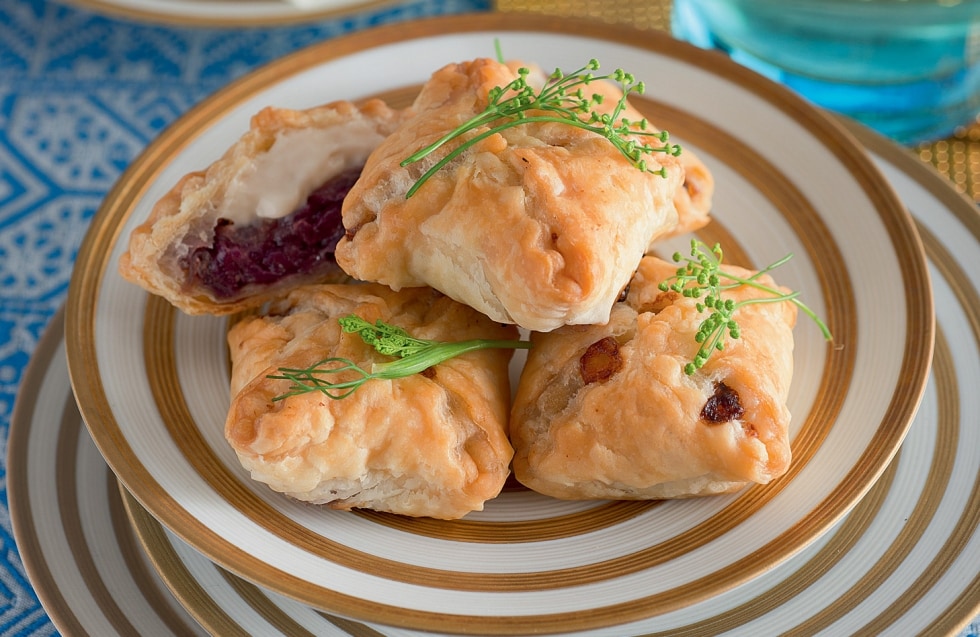 Fagottini di asiago e cipolle rosse caramellate ricetta