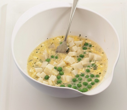 Preparazione Frittatine al forno con piselli, ricotta e provola affumicata - Fase 2 Preparazione Frittatine al forno con piselli, ricotta e provola affumicata - Fase 2