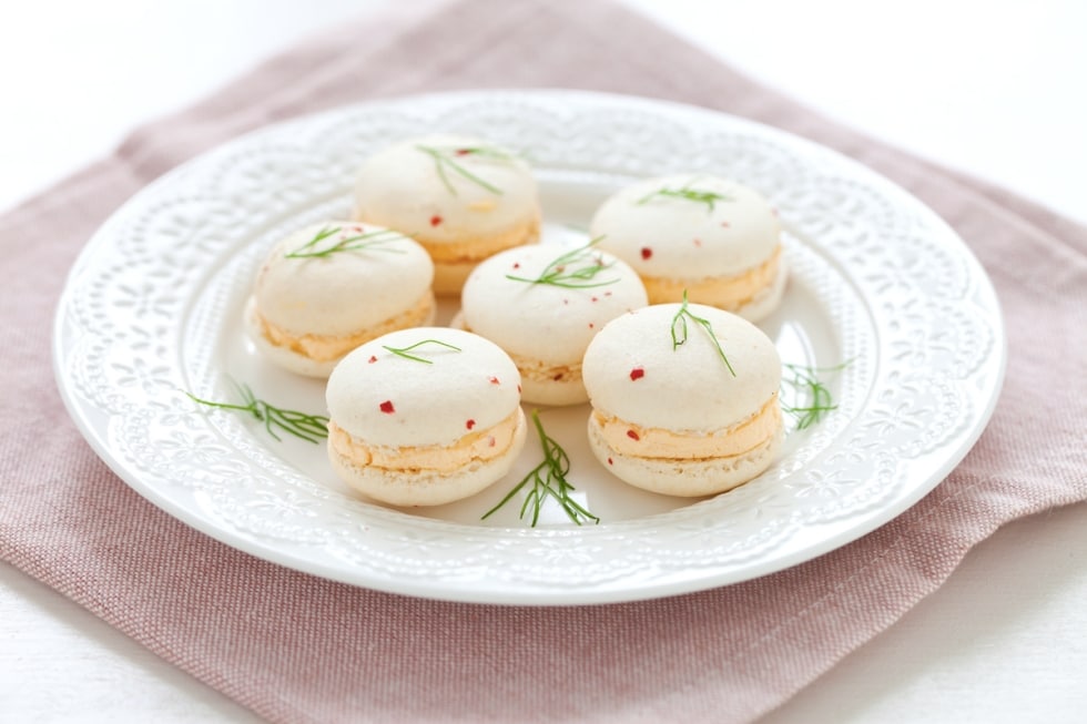 Ricetta Macarons salati al pepe, mousse di salmone e finocchietto -  Cucchiaio d'Argento