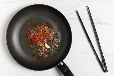 Preparazione Mezze maniche veloci con la 'nduja - Fase 1 Preparazione Mezze maniche veloci con la 'nduja - Fase 1