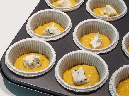 Preparazione Muffin alla zucca con cuore di gorgonzola - Fase 3 Preparazione Muffin alla zucca con cuore di gorgonzola - Fase 3