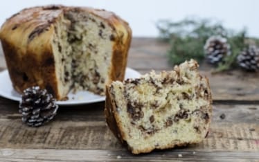 Pandolce con uvetta e gocce di cioccolato