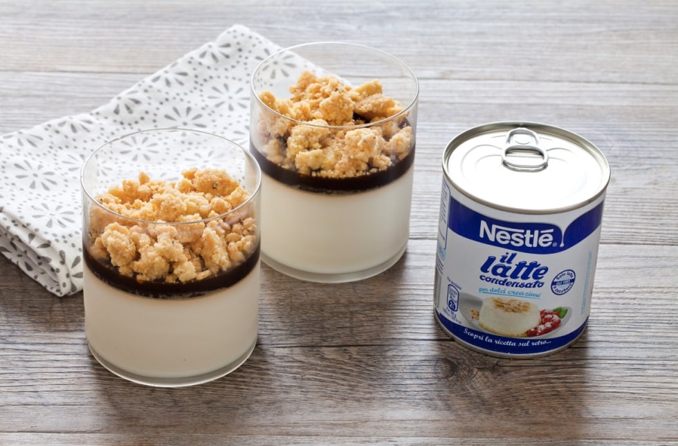 Panna cotta al latte condensato con gelatina al caffè e briciole di frolla al cardamomo ricetta