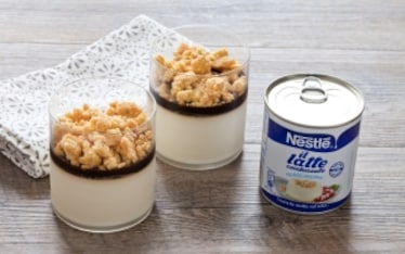 Panna cotta al latte condensato con gelatina al caffè e briciole di frolla al cardamomo