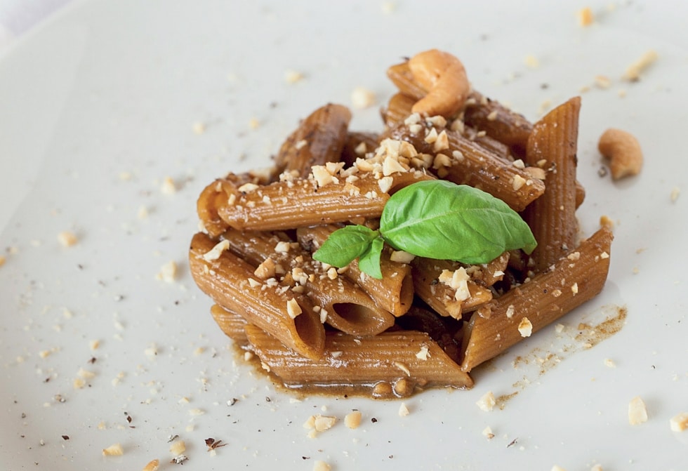 Penne al succo di carciofo, anacardi e basilico ricetta