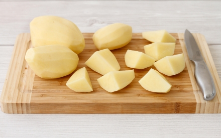 Preparazione Purè di patate con scalogno, rosmarino e chips croccanti - Fase 1 Preparazione Purè di patate con scalogno, rosmarino e chips croccanti - Fase 1