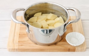 Preparazione Purè di patate con scalogno, rosmarino e chips croccanti - Fase 1