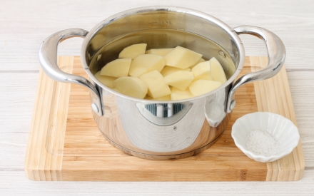 Preparazione Purè di patate con scalogno, rosmarino e chips croccanti - Fase 1 Preparazione Purè di patate con scalogno, rosmarino e chips croccanti - Fase 1