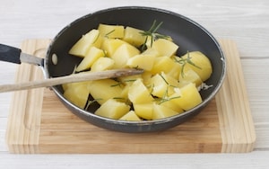 Preparazione Purè di patate con scalogno, rosmarino e chips croccanti - Fase 3