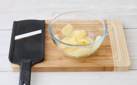 Preparazione Purè di patate con scalogno, rosmarino e chips croccanti - Fase 5 Preparazione Purè di patate con scalogno, rosmarino e chips croccanti - Fase 5