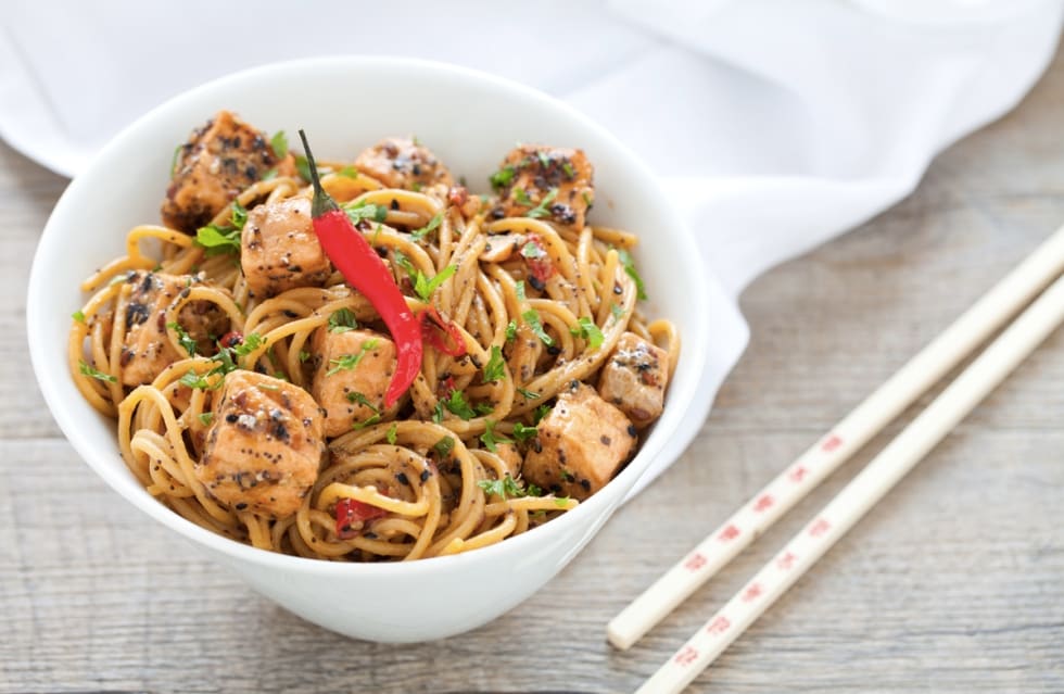 Spaghetti di riso piccanti al salmone ricetta