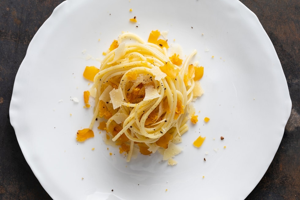 Spaghetti olio, limone, bottarga e ragusano ricetta