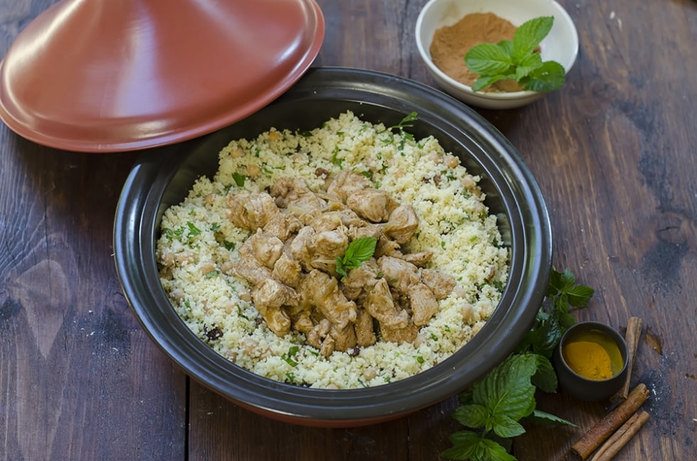 Tajine di pollo speziato con cous cous ai ceci, uvetta ed erbette ricetta