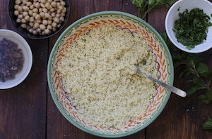 Preparazione Tajine di pollo speziato con cous cous ai ceci, uvetta ed erbette - Fase 4