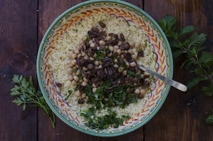 Preparazione Tajine di pollo speziato con cous cous ai ceci, uvetta ed erbette - Fase 4