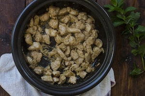 Preparazione Tajine di pollo speziato con cous cous ai ceci, uvetta ed erbette - Fase 5