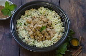 Preparazione Tajine di pollo speziato con cous cous ai ceci, uvetta ed erbette - Fase 5