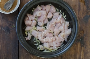 Preparazione Tajine di pollo speziato con cous cous ai ceci, uvetta ed erbette - Fase 1