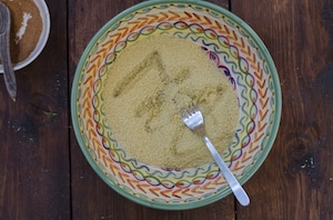 Preparazione Tajine di pollo speziato con cous cous ai ceci, uvetta ed erbette - Fase 3
