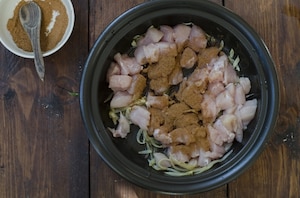 Preparazione Tajine di pollo speziato con cous cous ai ceci, uvetta ed erbette - Fase 2