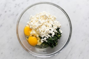 Preparazione Torta greca con spinaci e feta (Spanakopita) - Fase 3