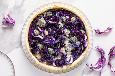 Torta salata al cavolo rosso e gorgonzola con frolla all'olio d'oliva