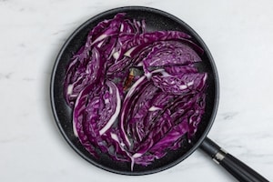 Preparazione Torta salata al cavolo rosso e gorgonzola con frolla all'olio d'oliva - Fase 4