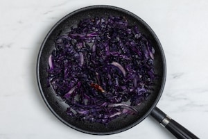 Preparazione Torta salata al cavolo rosso e gorgonzola con frolla all'olio d'oliva - Fase 4