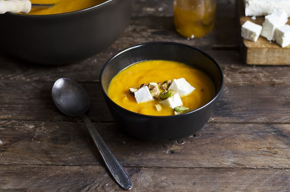 Zuppa speziata di zucca e carote con feta, miele e pistacchi ricetta
