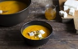 Zuppa speziata di zucca e carote con feta, miele e pistacchi
