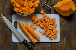Preparazione Zuppa speziata di zucca e carote con feta, miele e pistacchi - Fase 1