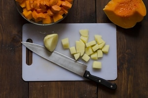 Preparazione Zuppa speziata di zucca e carote con feta, miele e pistacchi - Fase 1