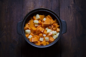 Preparazione Zuppa speziata di zucca e carote con feta, miele e pistacchi - Fase 2