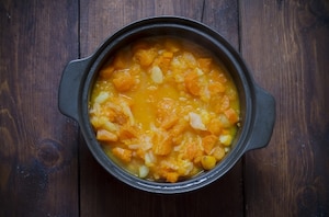 Preparazione Zuppa speziata di zucca e carote con feta, miele e pistacchi - Fase 3