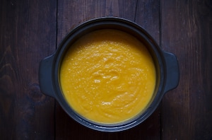 Preparazione Zuppa speziata di zucca e carote con feta, miele e pistacchi - Fase 3