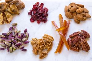 Preparazione Alberello di Natale di cioccolato e frutta secca - Fase 1