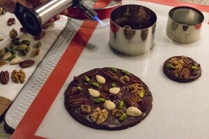 Preparazione Alberello di Natale di cioccolato e frutta secca - Fase 4
