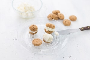 Preparazione Baci di amaretti con mascarpone e cocco - Fase 2