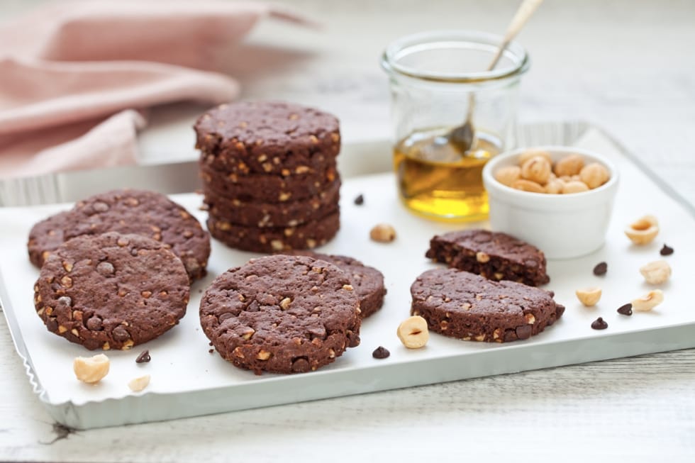 Biscotti all'olio d'oliva cioccolato e nocciole ricetta