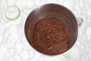 Preparazione Biscotti all'olio d'oliva cioccolato e nocciole - Fase 1