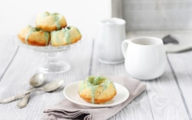 Ciambelline alle mandorle con glassa al tè matcha
