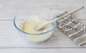 Preparazione Ciambelline alle mandorle con glassa al tè matcha - Fase 2