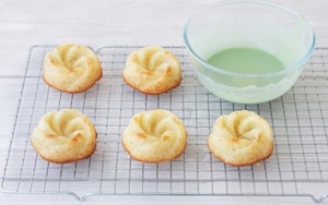 Preparazione Ciambelline alle mandorle con glassa al tè matcha - Fase 5