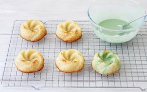 Preparazione Ciambelline alle mandorle con glassa al tè matcha - Fase 5