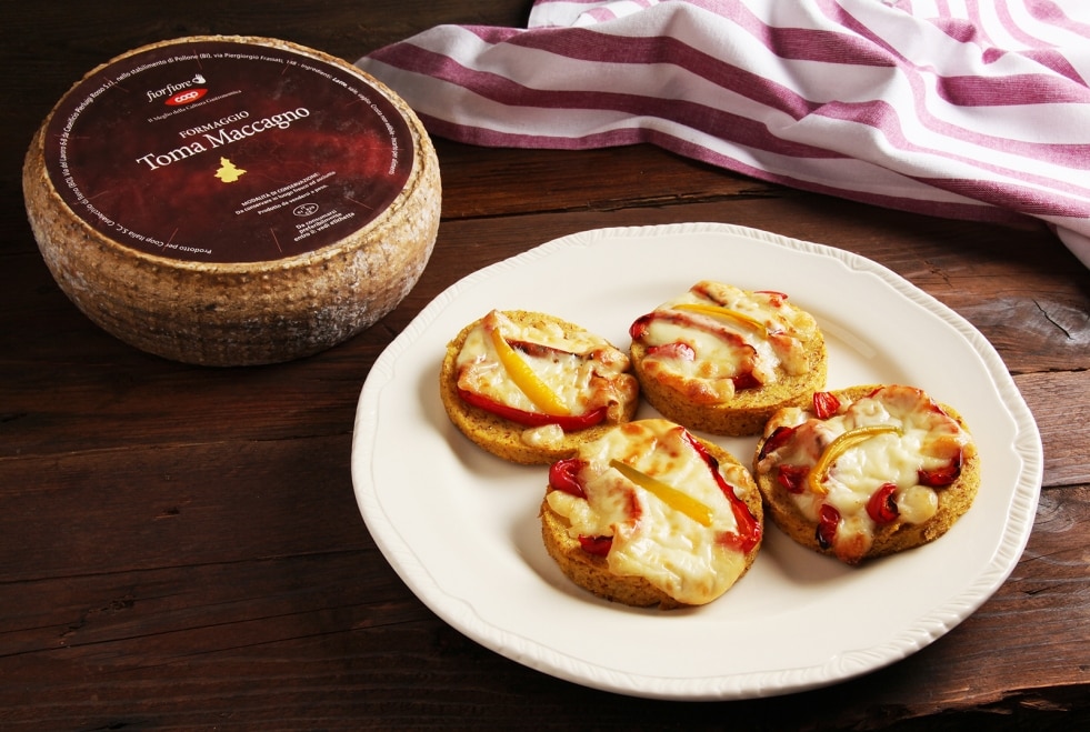 Crostini di polenta con toma di Maccagno e peperoni  ricetta