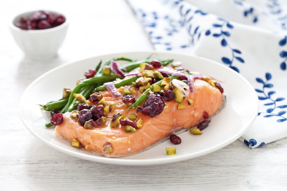 Filetto di salmone al cartoccio con fagiolini, mirtilli rossi e pistacchi ricetta