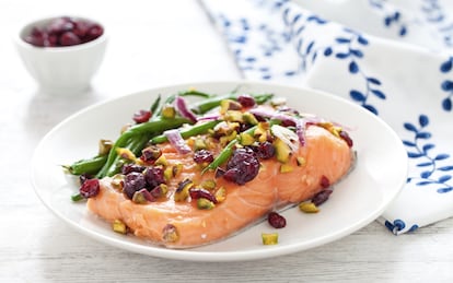 Filetto di salmone al cartoccio con fagiolini, mirtilli rossi e pistacchi