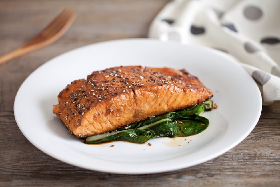 Filetto di salmone marinato alla salsa di soia e zucchero di canna con bok choy ricetta