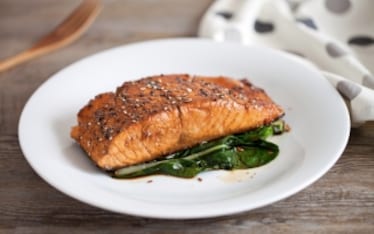 Filetto di salmone marinato alla salsa di soia e zucchero di canna con bok choy